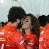 Roberta Almeida beijou muito o namorado, o músico Tom Zignal, na Sapucaí, no domingo (2) de Carnaval