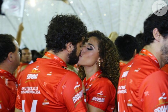 Roberta Almeida beijou muito o namorado, o músico Tom Zignal, na Sapucaí, no domingo (2) de Carnaval
