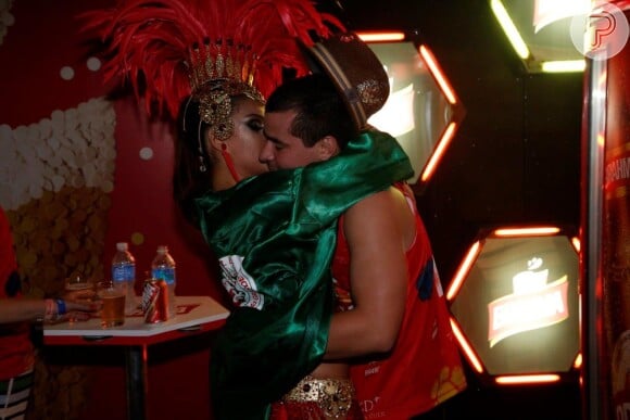 Thiago e Paloma não se importaram com a presença dos fotógrafos por perto e continuaram se beijando