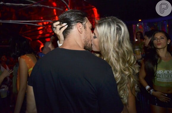 Ricardo Macchi, ex-namorado de Ellen Rocche, passou a noite aos beijos com a modelo Veridiana Freitas no domingo de carnaval, 2 de março de 2014