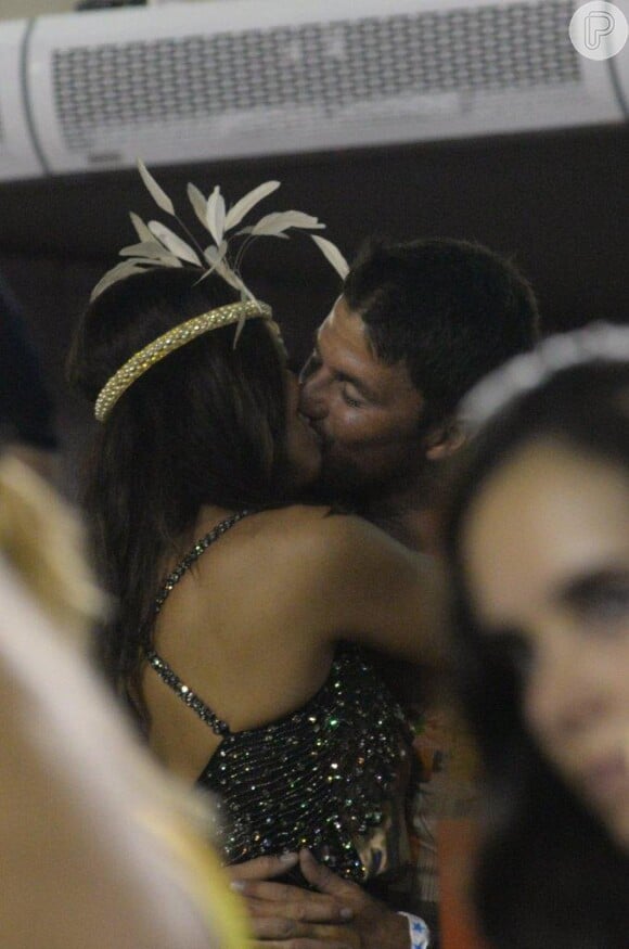 Juliana Paes ganhou muitos beijos do marido, Carlos Eduardo Baptista, durante os desfiles das escolas de samba
