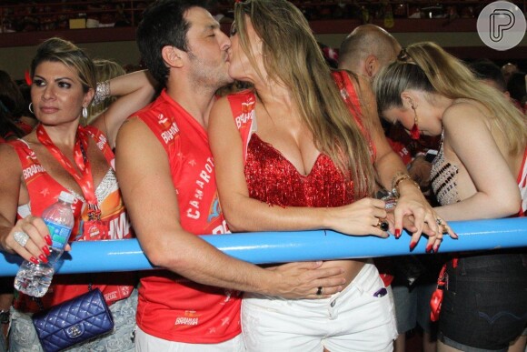 Mirella Santos e Wellington Muniz voltaram a ser flagrados em clima apaixonado em um camarote da Sapucaí, no Rio de Janeiro