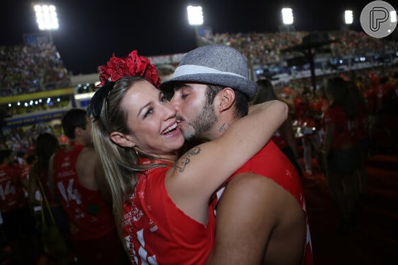 Luana Piovani e o marido, Pedro Scooby, festejaram os três anos juntos no camarote da Brahma, no Rio de Janeiro