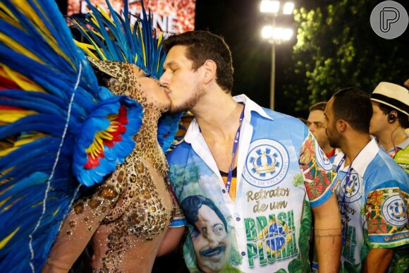 Sabrina Sato e João Vicente de Castro passaram as duas noites de Carnaval separados por questões contratuais de cervejaria, mas quando se encontraram na Sapucaí se beijaram muito!