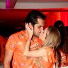 Carla Diaz e o namorado, o empresário Felipe Lombardi, não economizaram nos beijos durante a folia