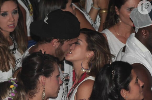 Fernanda Paes Leme beija rapaz durante o show do cantor Thiaguinho no camarote do Reino, em Salvador, na Bahia, em 1º de março de 2014