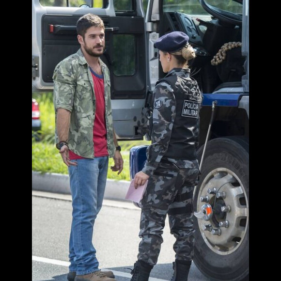Jeiza (Paolla Oliveira) ameaça dar voz de prisão a Zeca (Marco Pigossi) por desacato, na novela 'A Força do Querer'