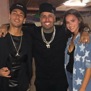 Neymar e namorada, Bruna Marquezine, posaram com amigo após jogo do Barcelona nesta quarta-feira, 5 de abril de 2017