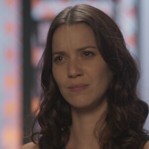 Júlia (Nathalia Dill) tenta se defender, desmentindo Vanda (Tamara Taxman), na novela 'Rock Story'