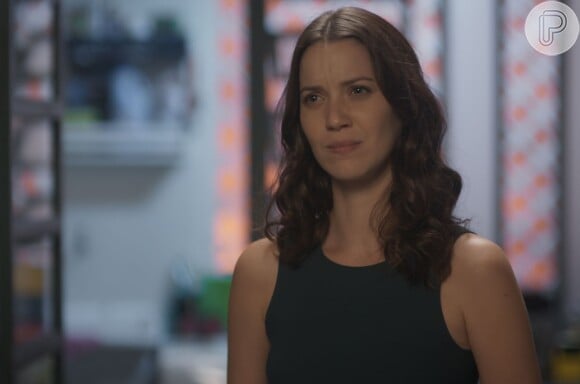 Júlia (Nathalia Dill) tenta se defender, desmentindo Vanda (Tamara Taxman), na novela 'Rock Story'