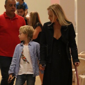 De muleta rosa, Angélica deixa shopping com o filho Benício