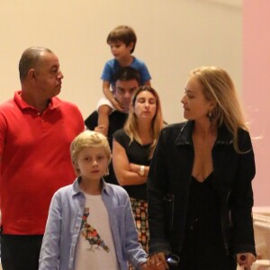 Angélica e o filho do meio, Benício, se divertiram juntos em shopping na Zona Oeste do Rio