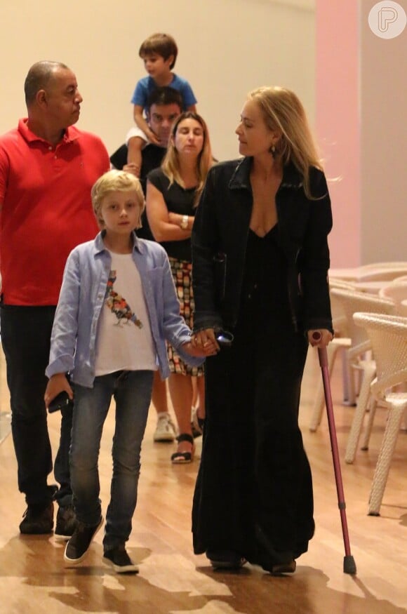 Angélica e o filho do meio, Benício, se divertiram juntos em shopping na Zona Oeste do Rio