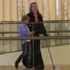 Angélica, de muleta rosa, se diverte com o filho Benício ao cinema nesta quarta-feira, dia 05 de abril de 2017