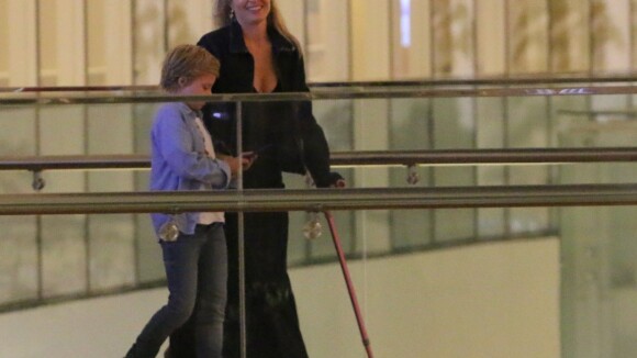 Angélica, de muleta rosa, se diverte com o filho Benício após cinema. Fotos!
