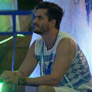 No 'BBB17', Marcos e Emilly conversam sobre internet. O doutor se gabou de ter dois perfis lotados no Facebook, enquanto a estudante disse não usar a rede social