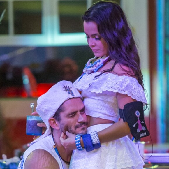 No 'BBB17', Emilly diz que irá selecionar as amizades de Marcos no Facebook: 'Aceita todo mundo até os fakes, só para lotar o Face. Isso vai acabar, meu querido. Chega de Facebook! Agora quem vai selecionar suas amizades sou eu'