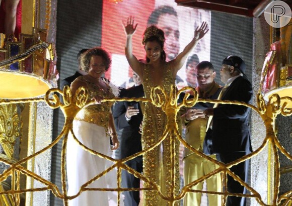 Paula Morais, noiva de Ronaldo, acena para o público presente no sambódromo do Anhembi