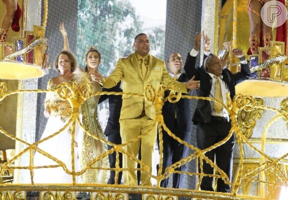 Ronaldo usou um terno dourado para representar um empresário de sucesso