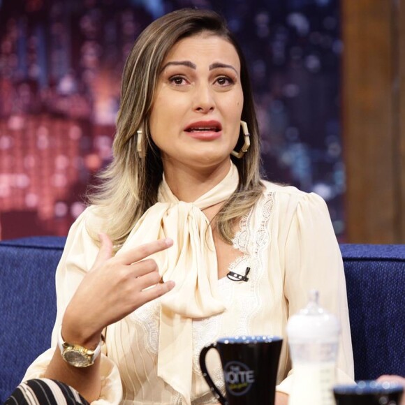 Andressa Urach condenou seu passado durante entrevista a Danilo Gentili no programa 'The Noite', nesta quarta-feira, 5 de março de 2017: 'Era uma pessoa totalmente inconsequente, nojenta, repugnante'