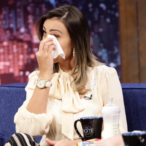 Andressa Urach chorou ao lembrar de sua experiência de quase morte no programa 'The Noite', nesta quarta-feira, 5 de março de 2017