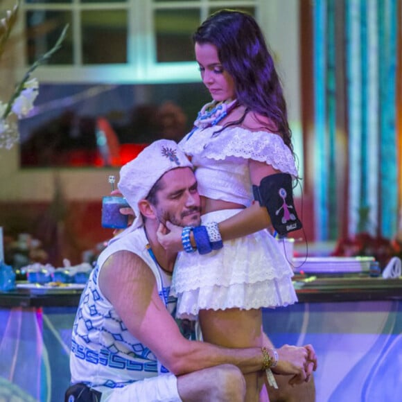 Marcos não gostou de ver Emilly segurando garrafa de bebida em festa do 'BBB17'