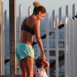 Deborah Secco sempre compartilha momentos divertidos da filha, Maria Flor