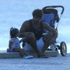 Hugo Moura foi fotografado curtindo fim de tarde na praia com a filha, Maria Flor