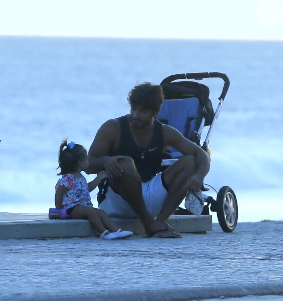 Hugo Moura foi fotografado curtindo fim de tarde na praia com a filha, Maria Flor