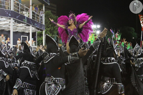 Susana Vieira foi erguida por bailarinos durante o desfile da Grande Rio