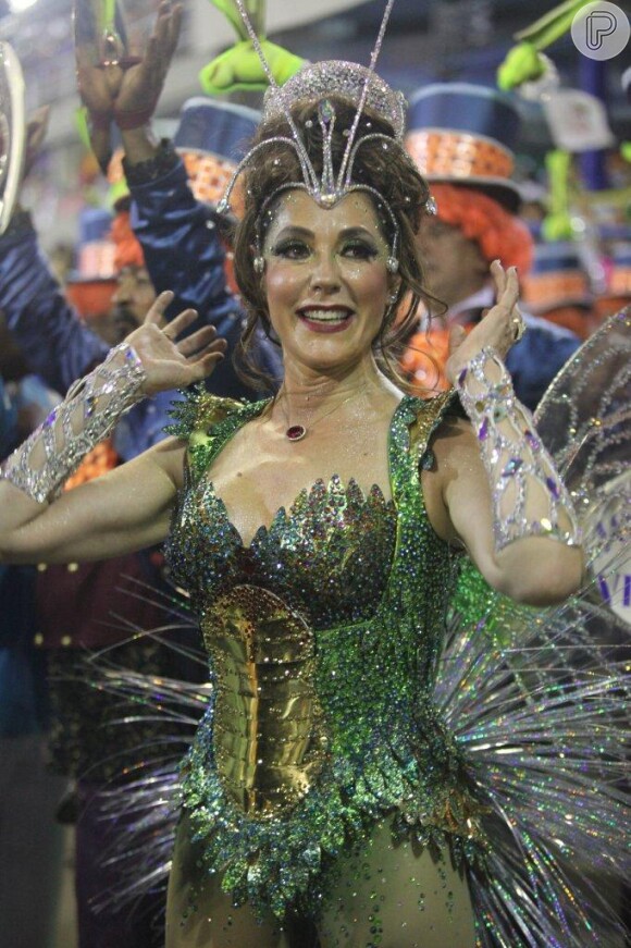 Christiane Torloni desfilou como rainha de bateria da Grande Rio com a fantasia Vagalume