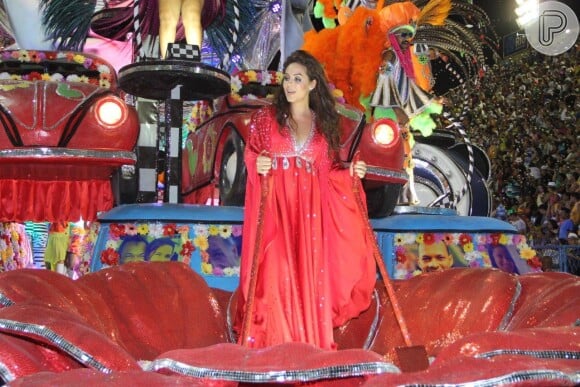 Tânia Mara desfilou na Grande Rio caracterizada como a sogra, a cantora Maysa