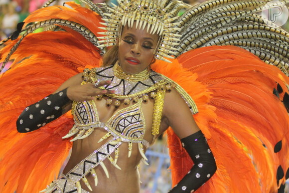 Roberta Rodrigues mostrou samba no pé no desfile da Grande Rio