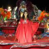 Tânia Mara veico caracterizada como a cantora Maysa no desfile da Beija-Flor