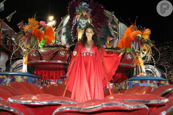 Tânia Mara veico caracterizada como a cantora Maysa no desfile da Beija-Flor