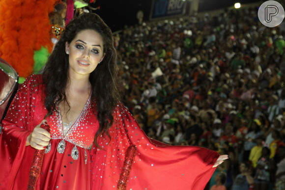 Tânia Mara veio caracterizada como a cantora Maysa no desfile da Beija-Flor