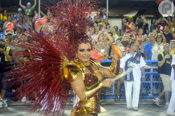 Viviane Araújo desfilou pelo sexto ano consecutivo como rainha da bateria do Salgueiro com