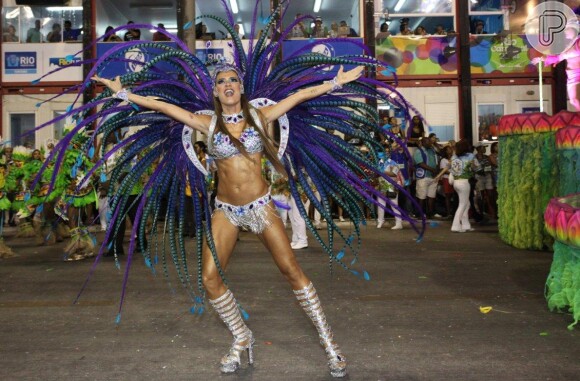 Thaila Ayala também desfila pela Vila Isabel, no Rio de Janeiro