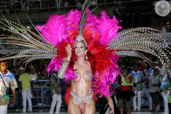 Ticiane Pinheiro ousa em fantasia no desfile da Vila Isabel, no Rio de Janeiro