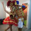 Letícia Spiller veio fantasiada de bailarina de uma caixinha de música, ao lado do bailarino Bruno Cesário, vestido de bonequinho de chumbo, no desfile da União da Ilha