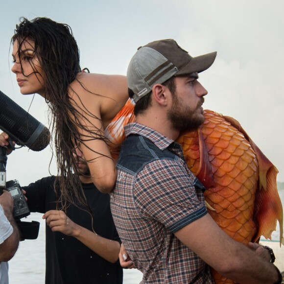 Zeca (Marco Pigossi) encontra Ritinha (Isis Valverde) trabalhando como sereia em Belém e a leva de volta para Parazinho, no novela 'A Força do Querer', em 10 de abril de 2017