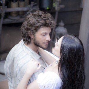 Anna (Isabelle Drummond) e Joaquim (Chay Suede) se reencontram no palácio, na novela 'Novo Mundo'