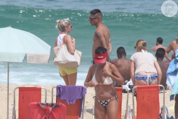 A modelo e o jogador do Corinthians assumiram o romance em fevereiro