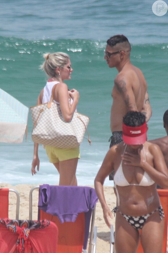 Bárbara Evans foi à praia com namorado Paolo Guerrero no Leblon, na Zona Sul do Rio de Janeiro, no domingo, 2 de fevereiro de 2014