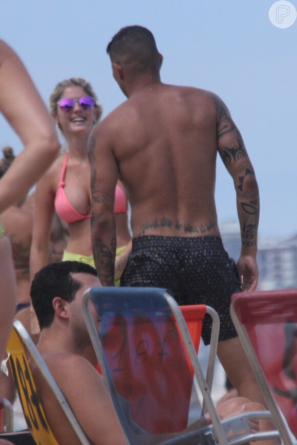Bárbara Evans e o jogador aproveitaram o domingo de carnaval para namorar na praia