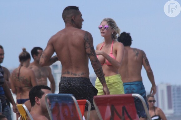 Bárbara mora no Rio de Janeiro e o namorado em São Paulo. Sempre que está na capital carioca, Paolo aproveita a praia ao lado da modelo