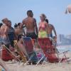 O casal aproveita o dia de sol no Rio de Janeiro para papear nas areias da praia do Leblon