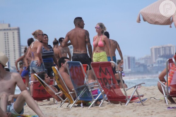 O casal aproveita o dia de sol no Rio de Janeiro para papear nas areias da praia do Leblon