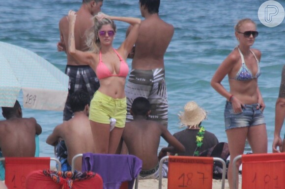 Bárbara Evans vai à praia com namorado Paolo Guerrero no Leblon, na Zona Sul do Rio de Janeiro