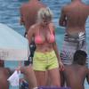 Bárbara Evans vai à praia com namorado o Paolo Guerrero no Leblon, na Zona Sul do Rio de Janeiro